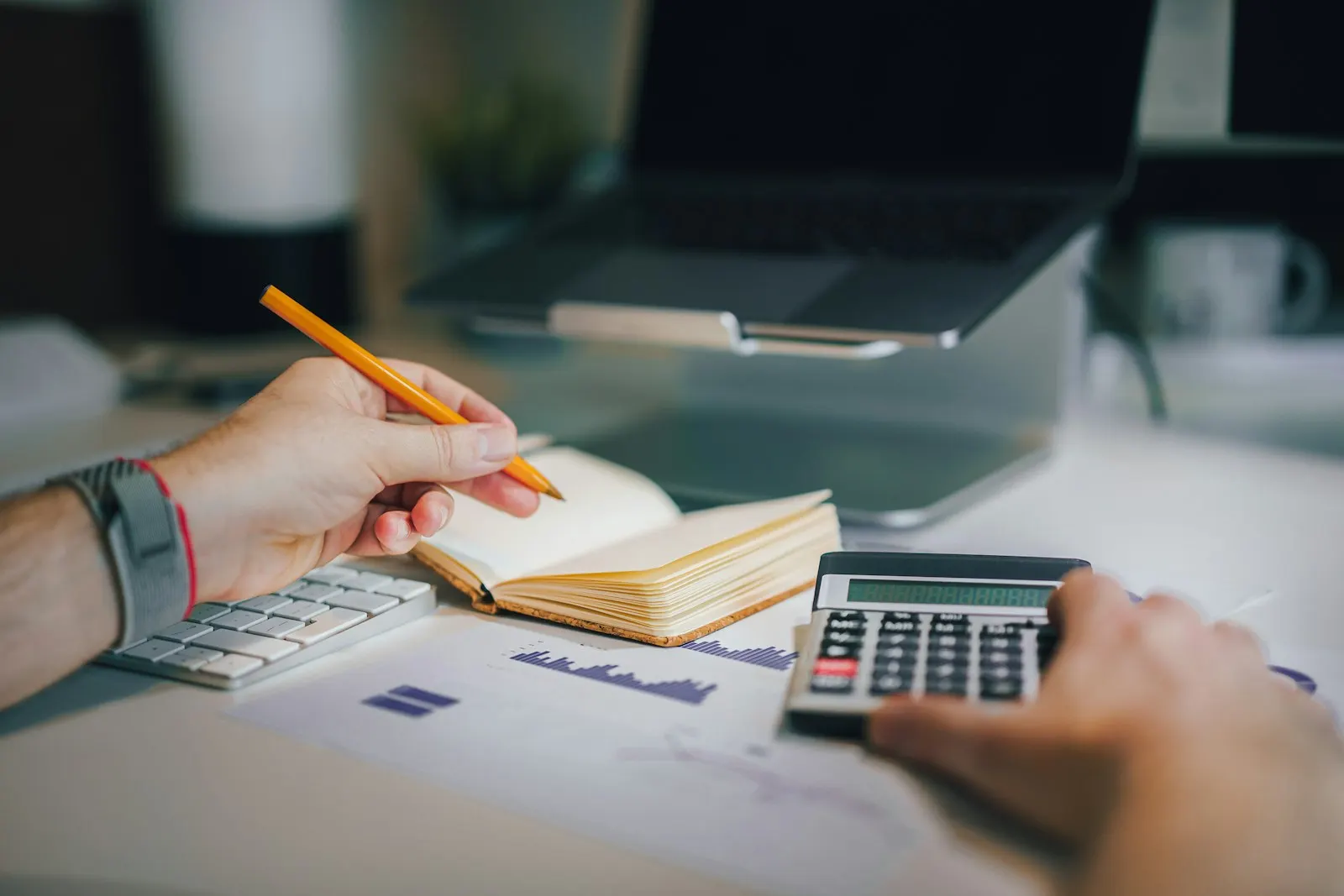 Planification des coûts avec calculatrice et analyses, image d'illustration