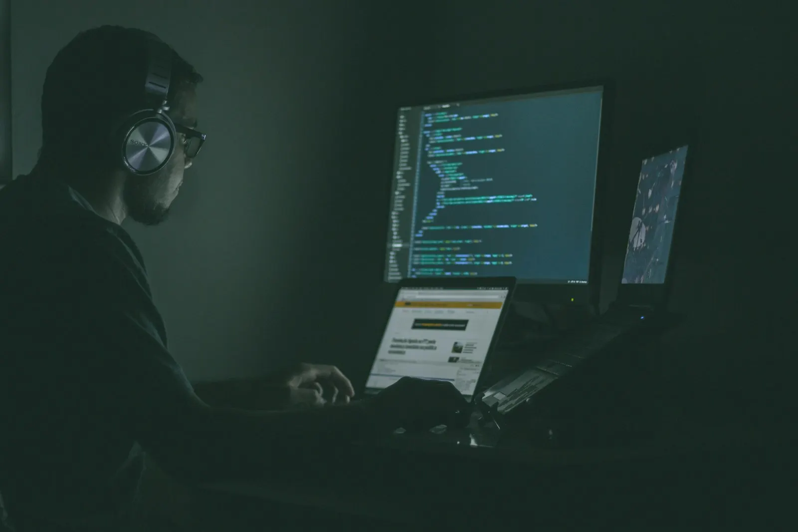 在多块屏幕上处理程序代码，示意图