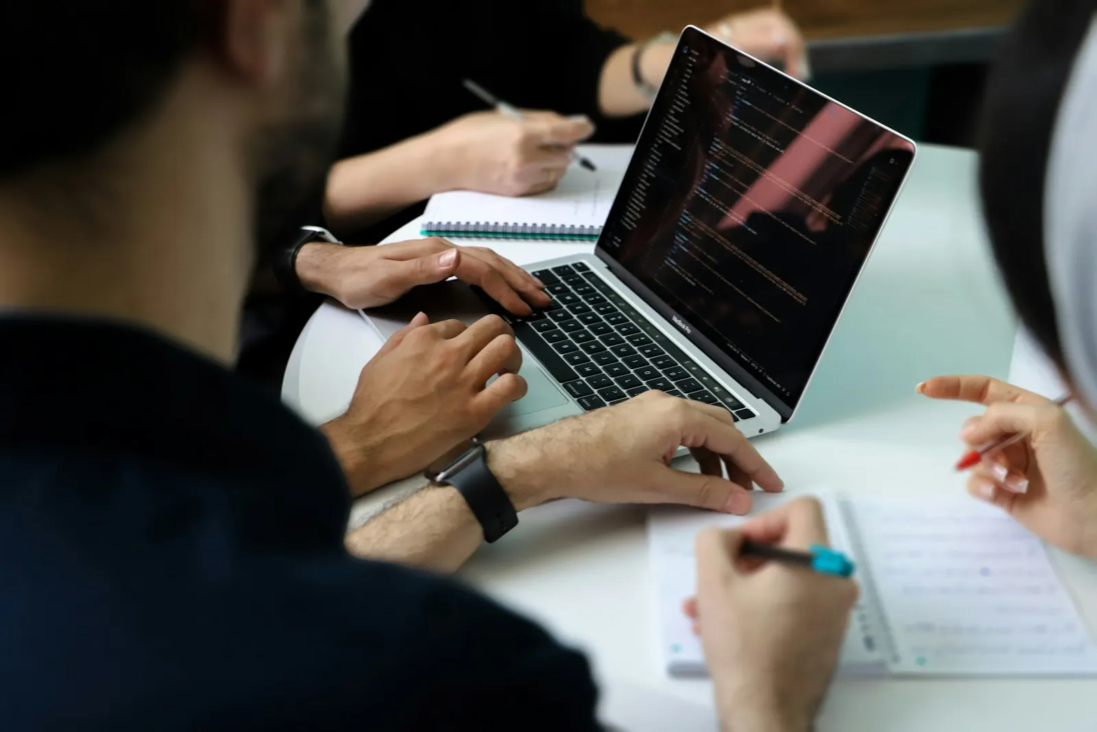 Evaluación conjunta de resultados técnicos en un portátil, imagen simbólica