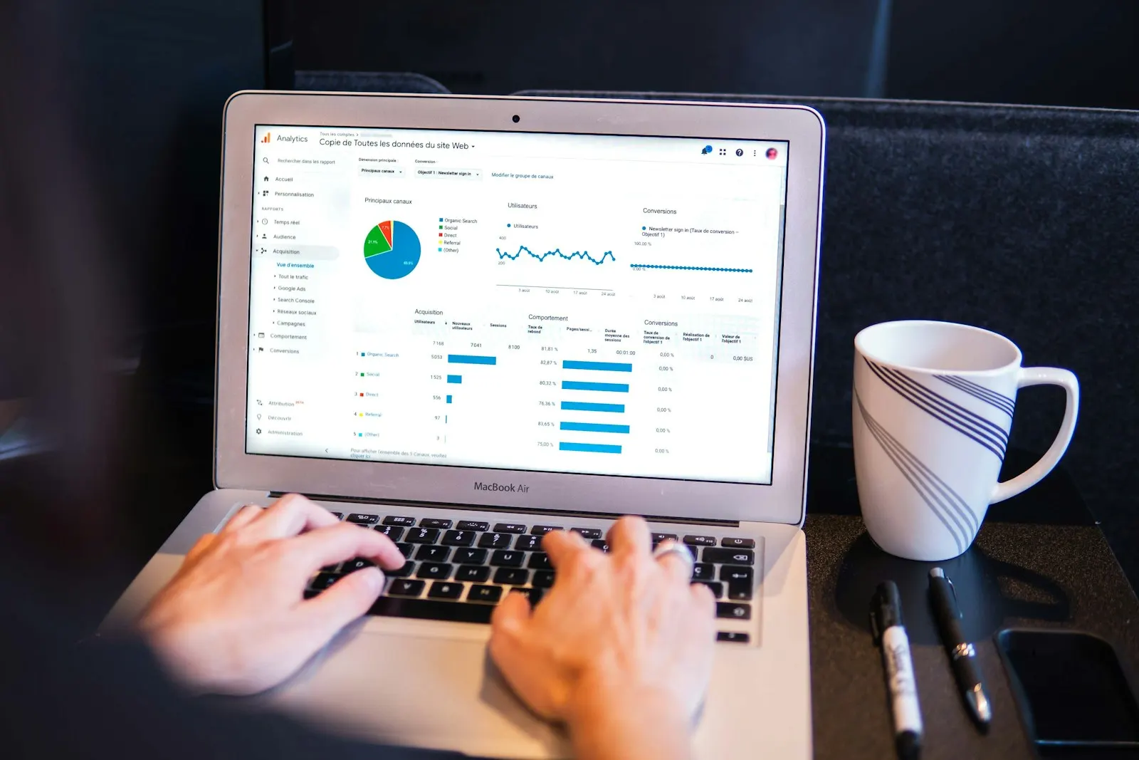 Travail sur une interface d'analyse web, image d'illustration