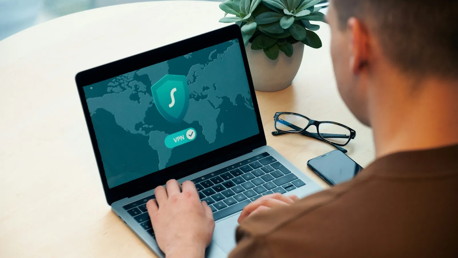 Travail sur une application de sécurité sur un ordinateur portable, image d'illustration