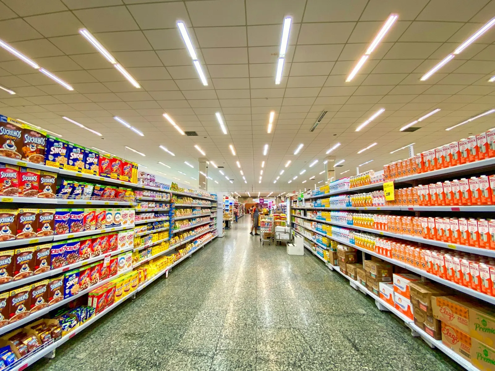 Pasillos de estanterías de un comercio, imagen simbólica