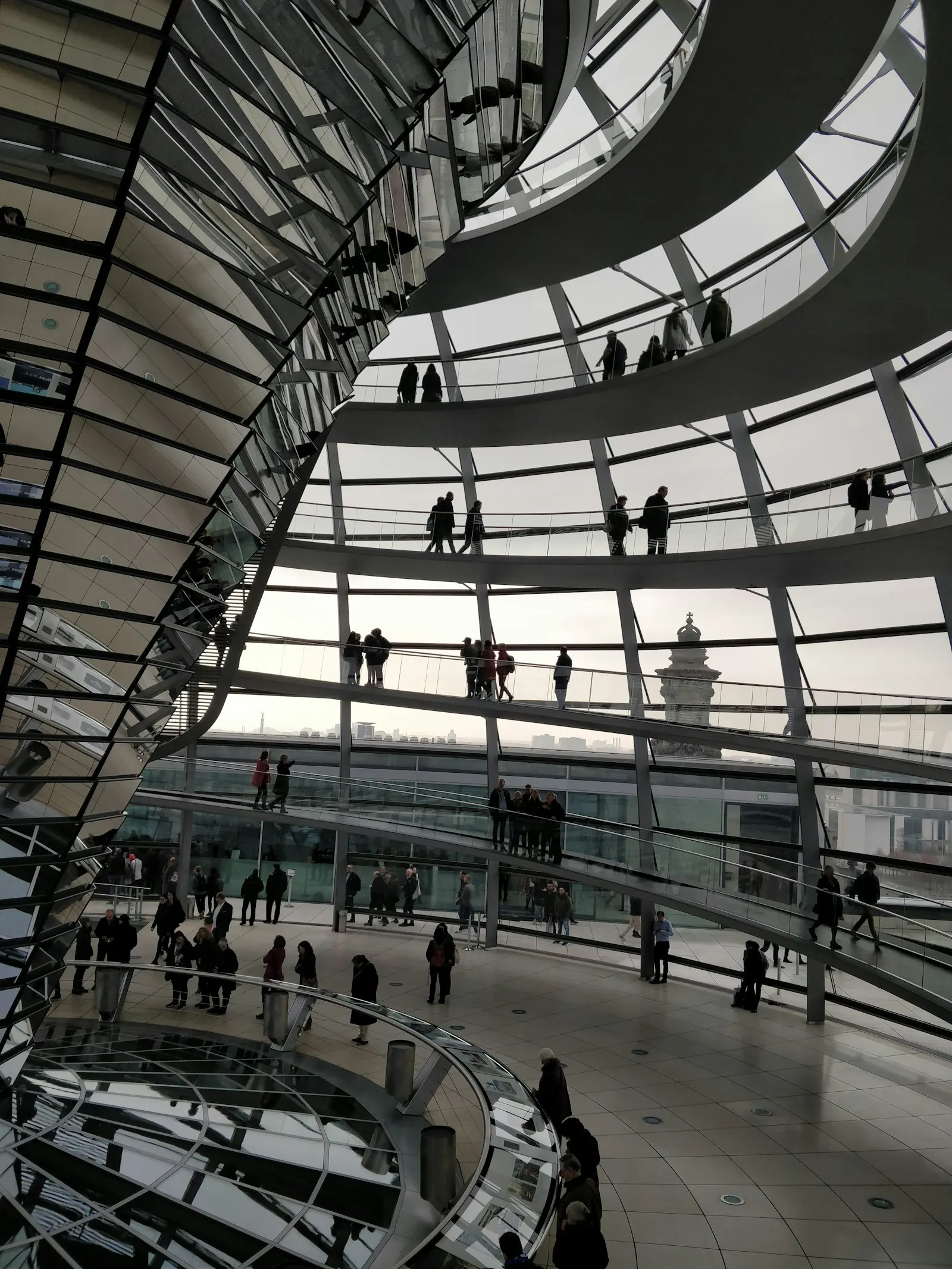 Bezoekers in de koepel van de Reichstag in Berlijn, symbolische afbeelding