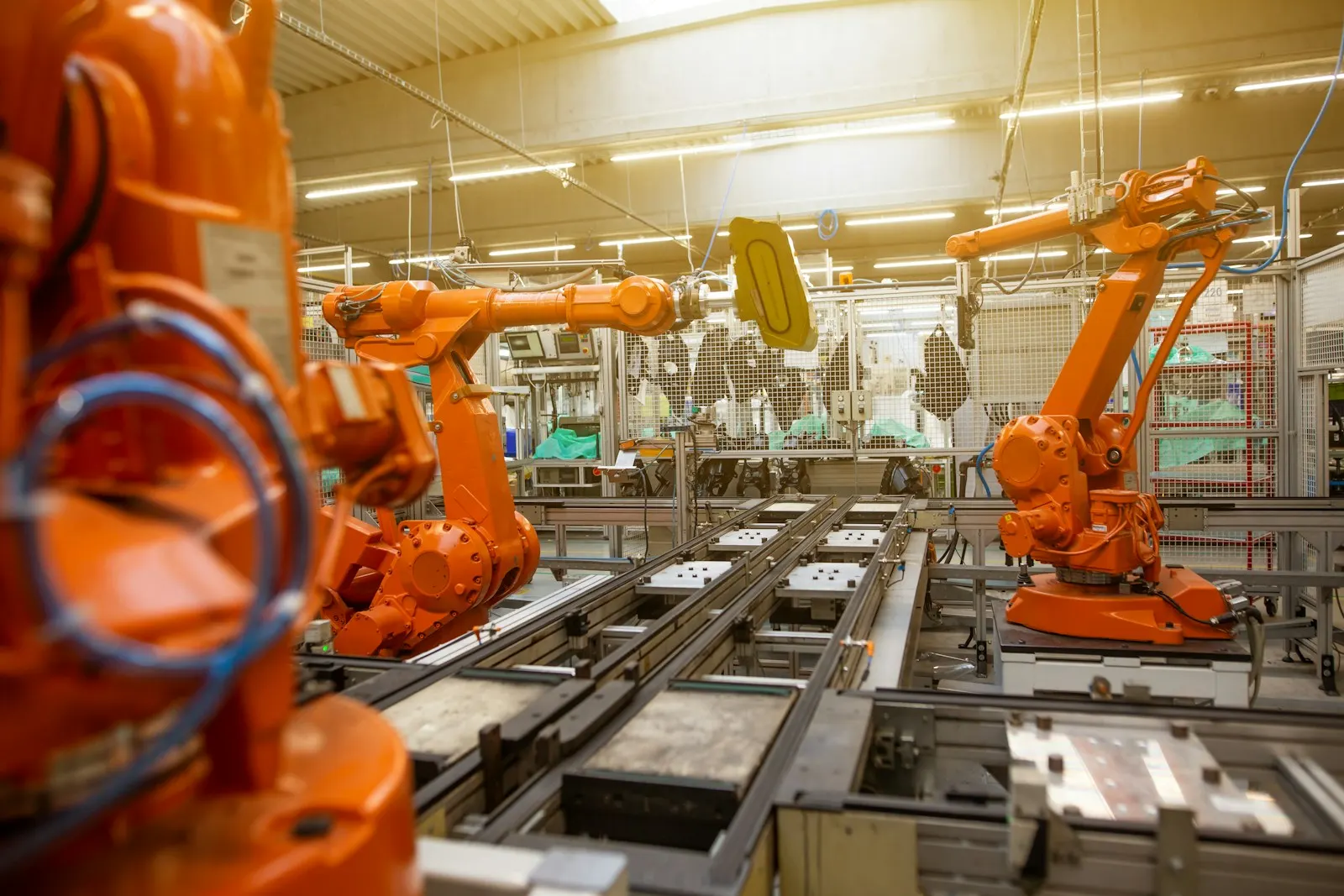 Robot industrial en una línea de producción, imagen simbólica
