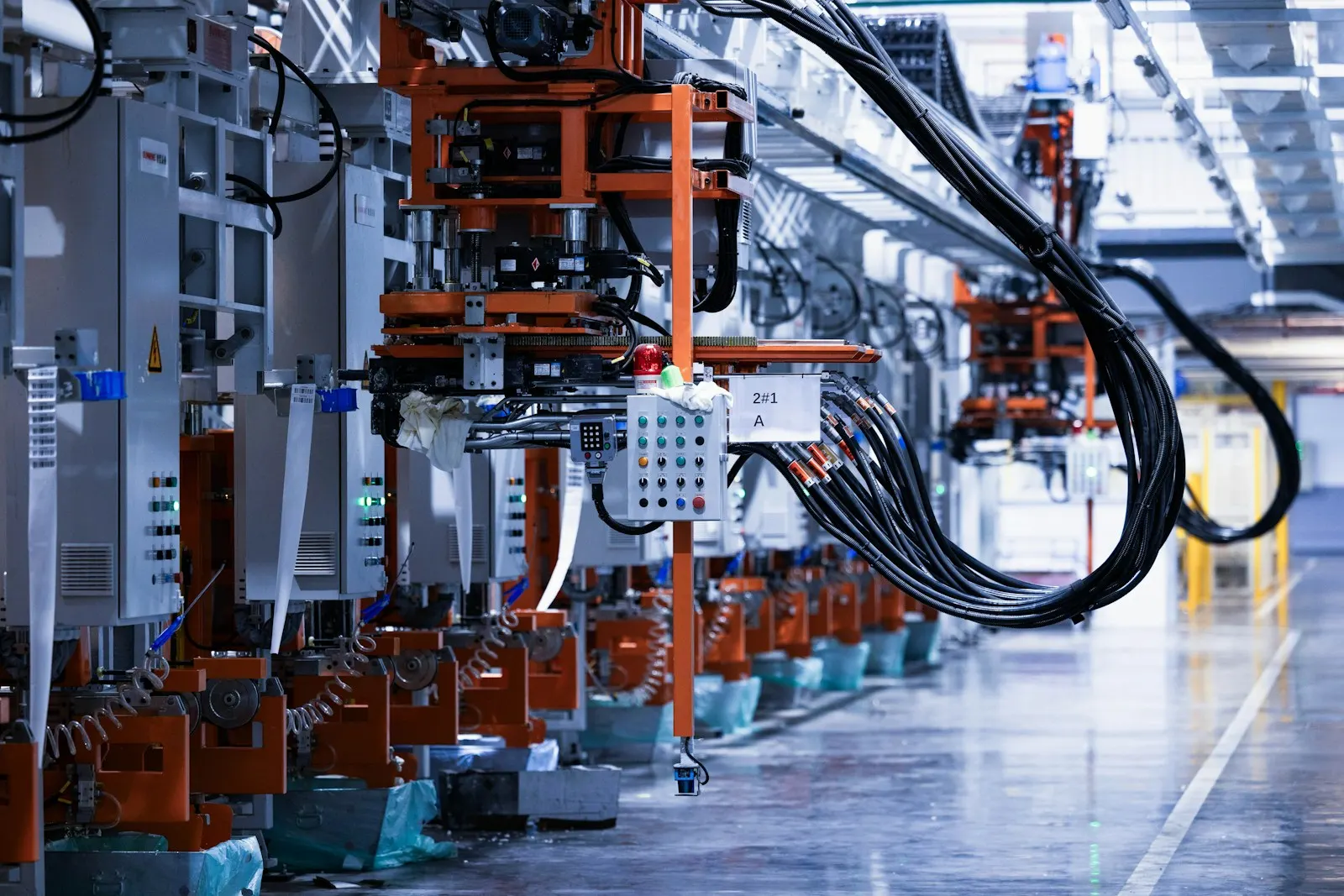 Instalación de fabricación automatizada con cableado, imagen simbólica