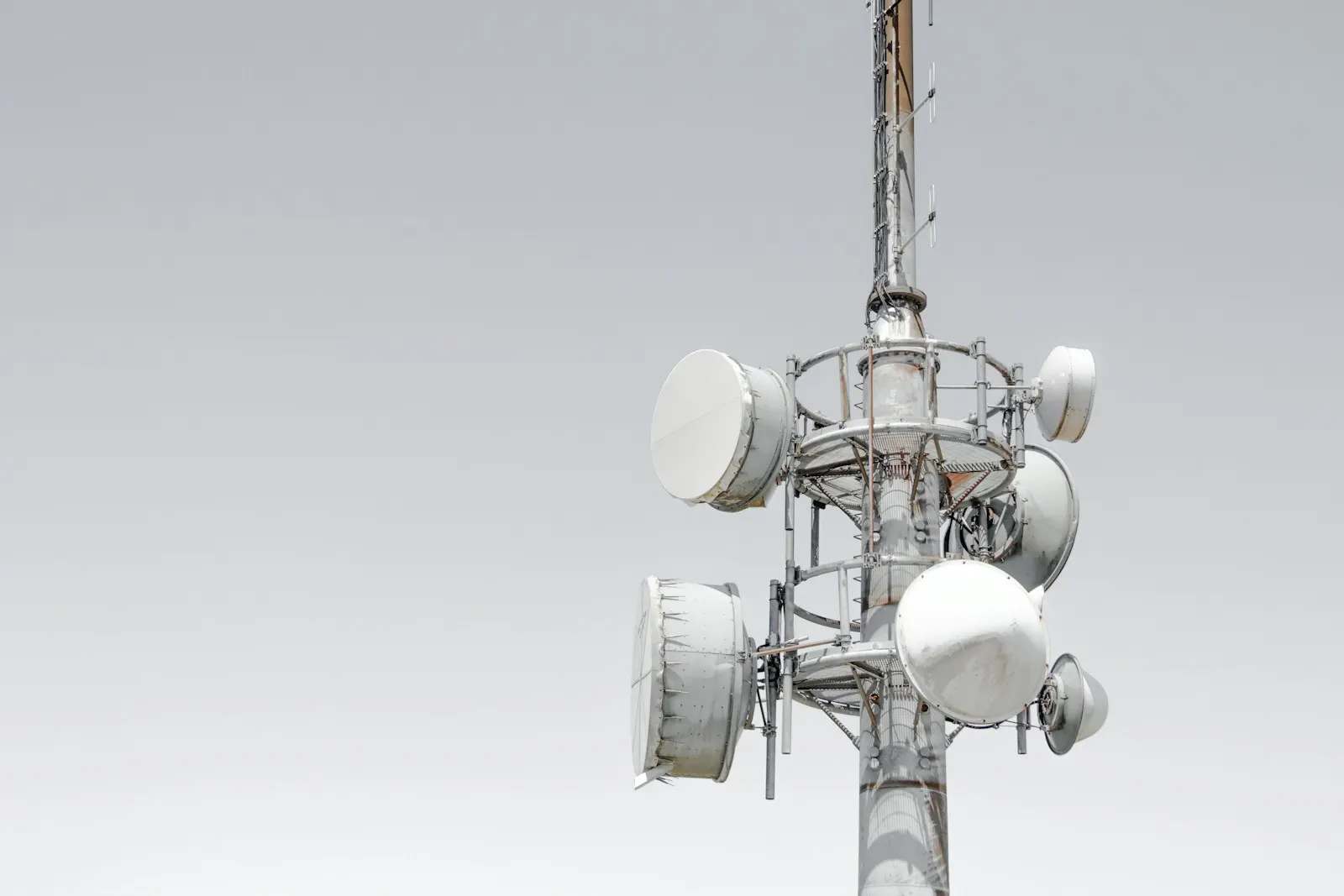 Antennes de liaison hertzienne sur un pylône, image d'illustration