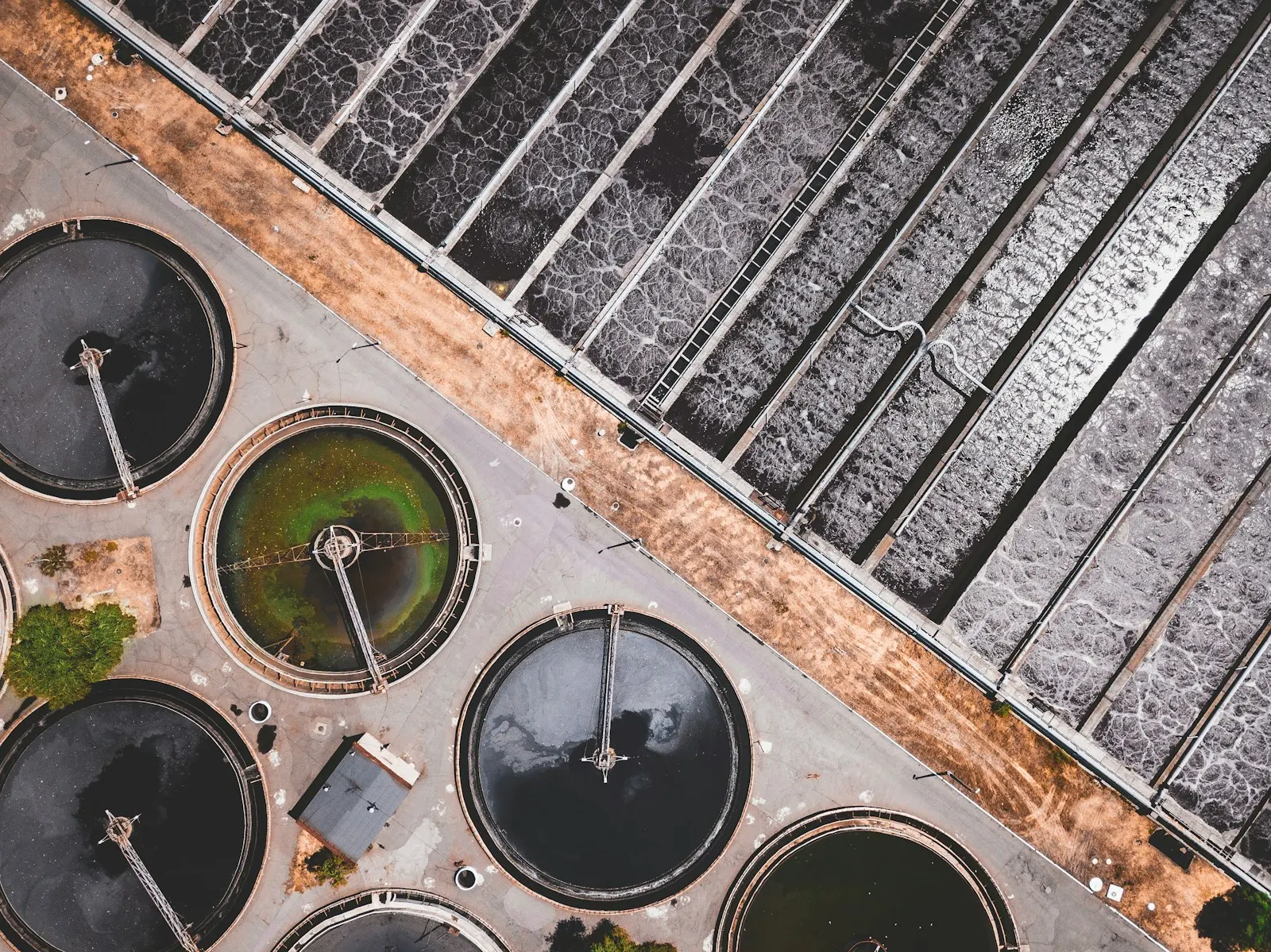 Becken einer Wasseraufbereitungsanlage aus der Luft – Symbolmotiv