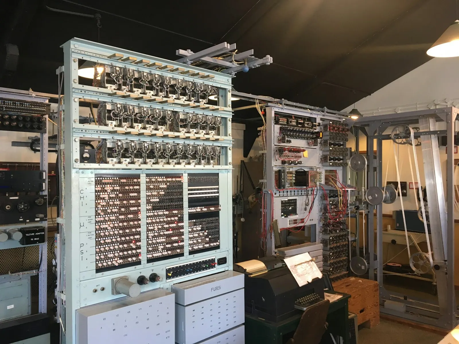Historische Rechentechnik in einer Ausstellung – Symbolmotiv