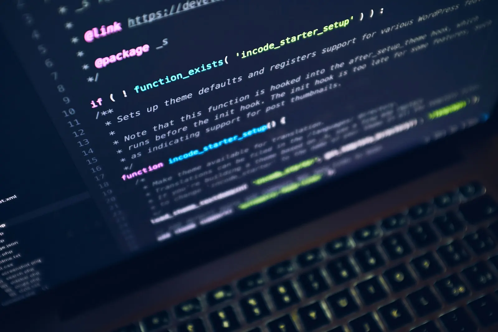 Travail de développement avec du code source sur un ordinateur portable, image d'illustration