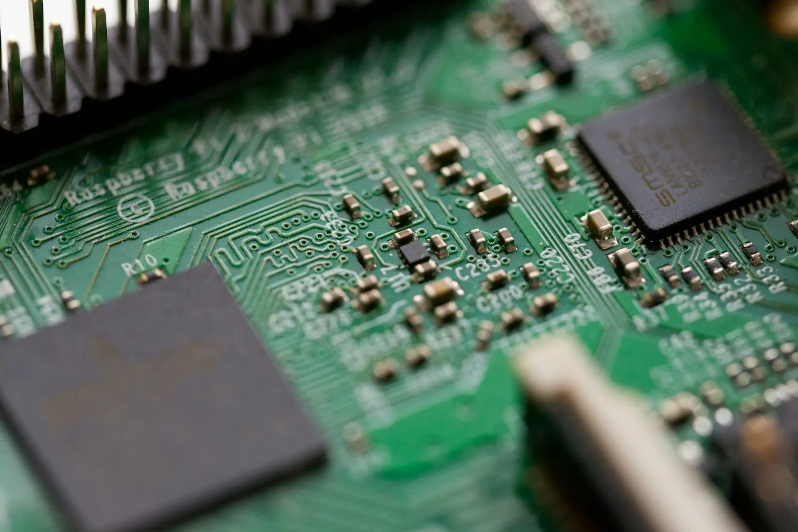 Composants intégrés sur une carte informatique, image d'illustration