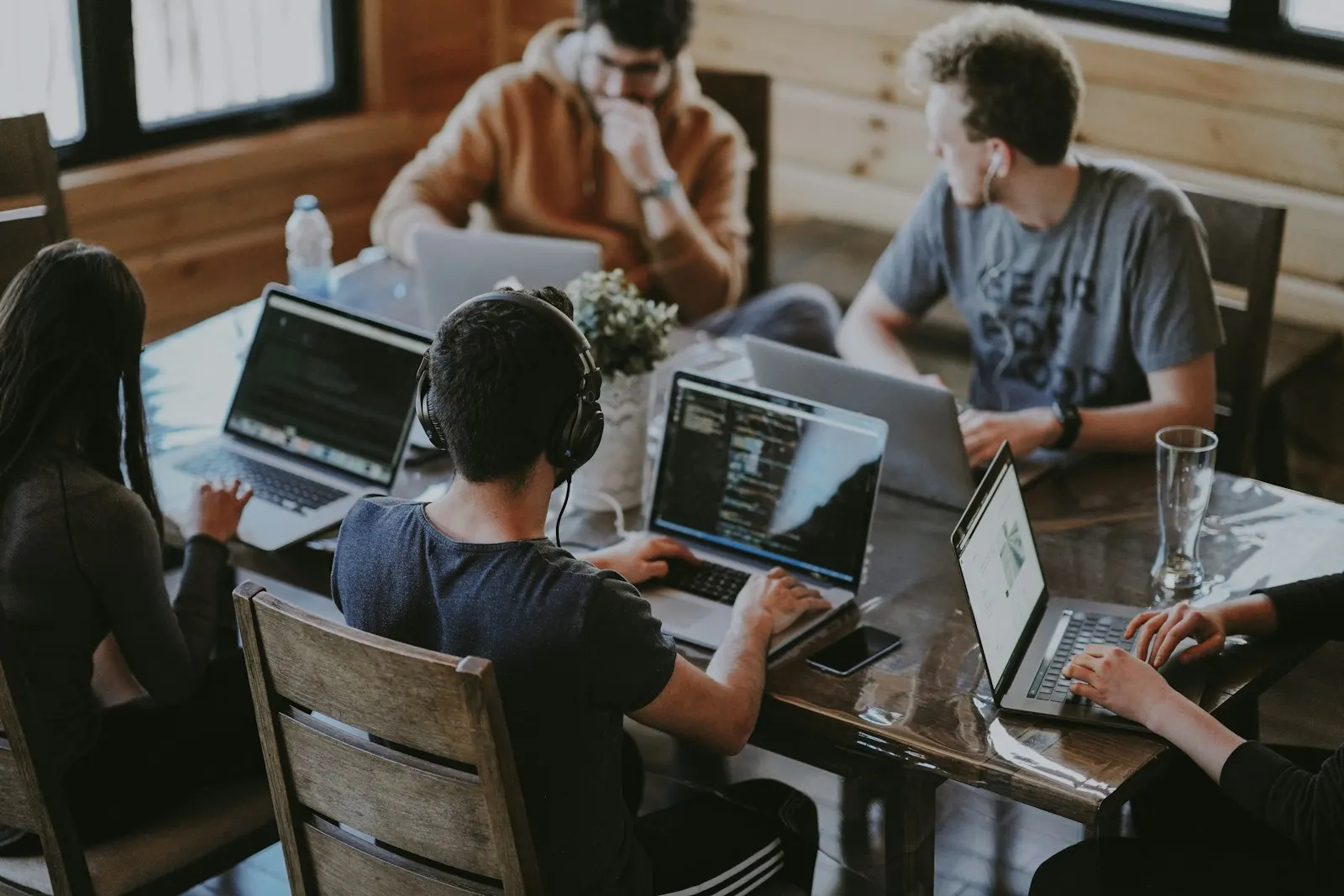 Softwareteam werkt gezamenlijk op laptops, symbolische afbeelding
