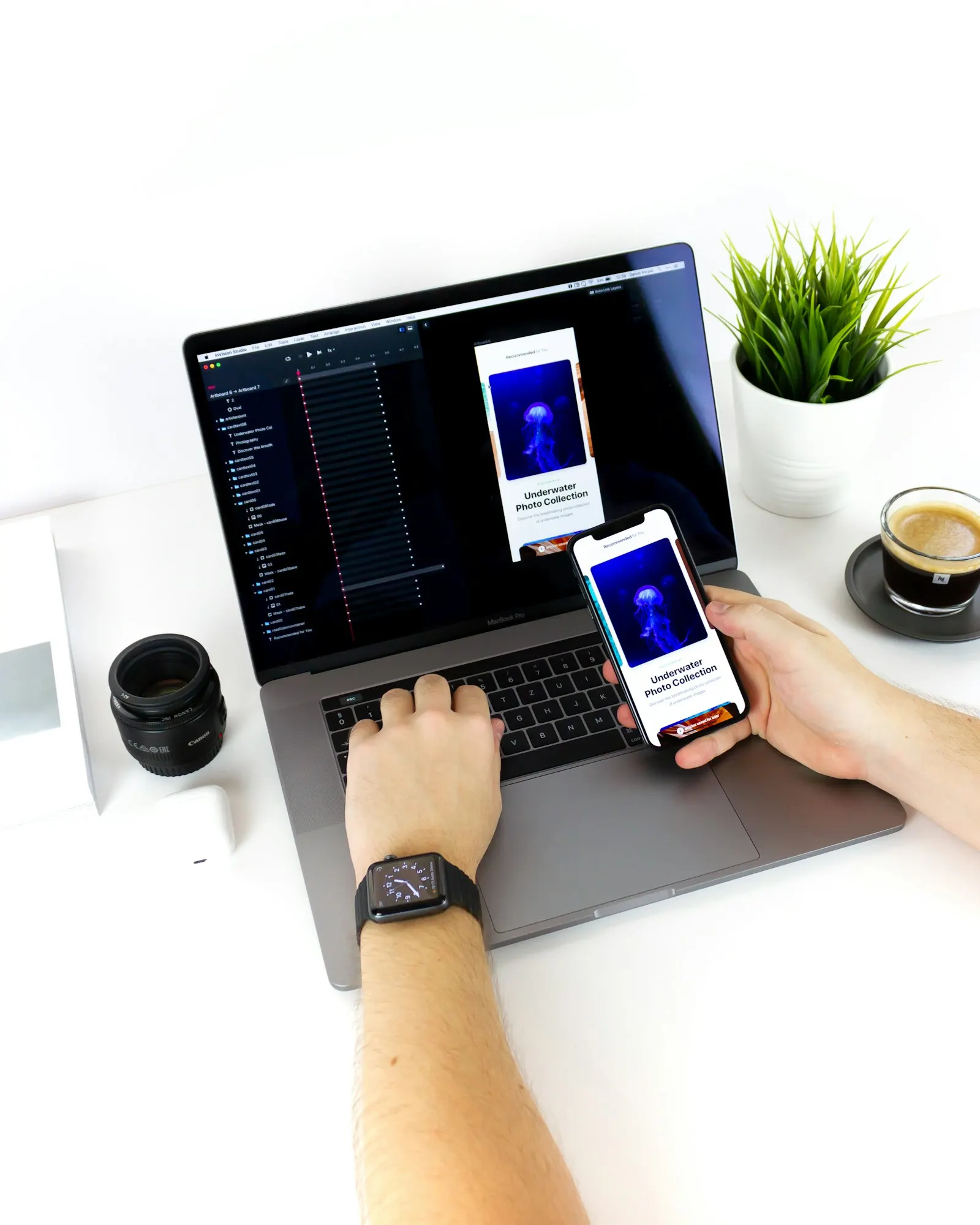 Coordinación de una aplicación entre portátil y smartphone, imagen simbólica