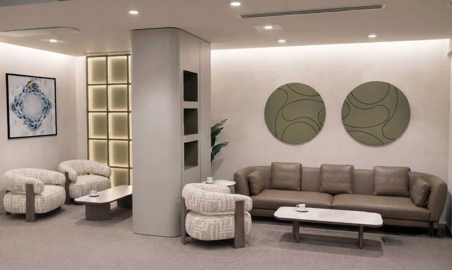 Lounge con divano e poltrone nell'ufficio OTOKO® di Colonia